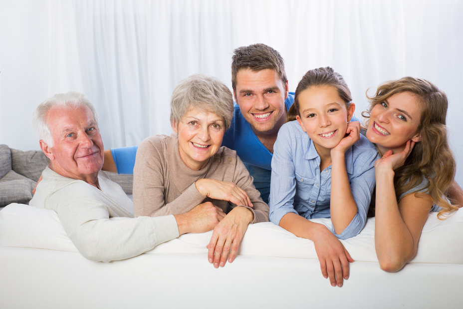 Glückliche Familie nach einer Beratung beim Versicherungsmakler Dresden