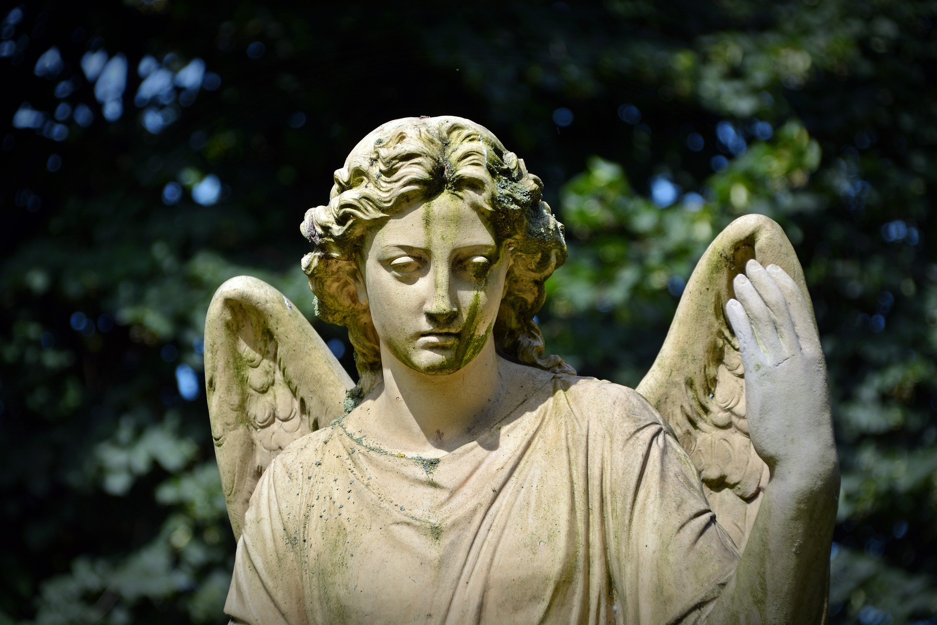 Engel als Symbol der Trauer. Sterbegeld als Kostenentlastung für Grabfiguren.