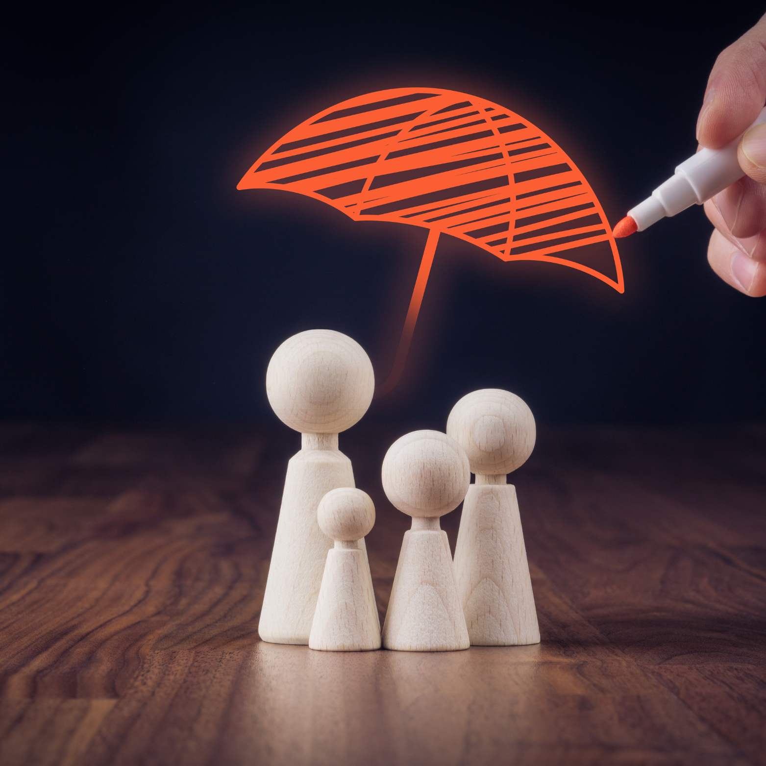 Familie unter Regenschirm abgesichert durch BU